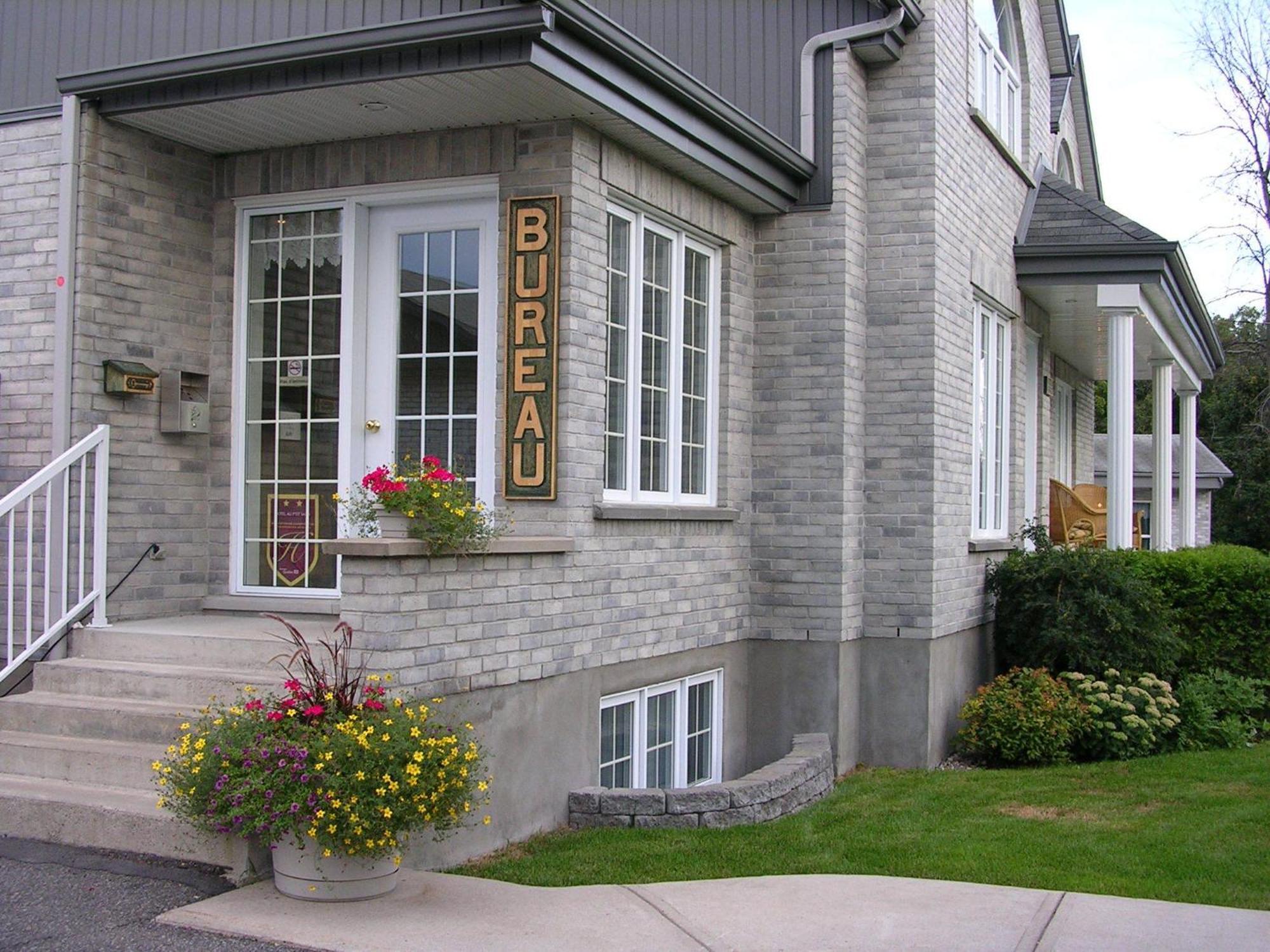 Motel Au P'Tit Sapin Mirabel Exterior foto